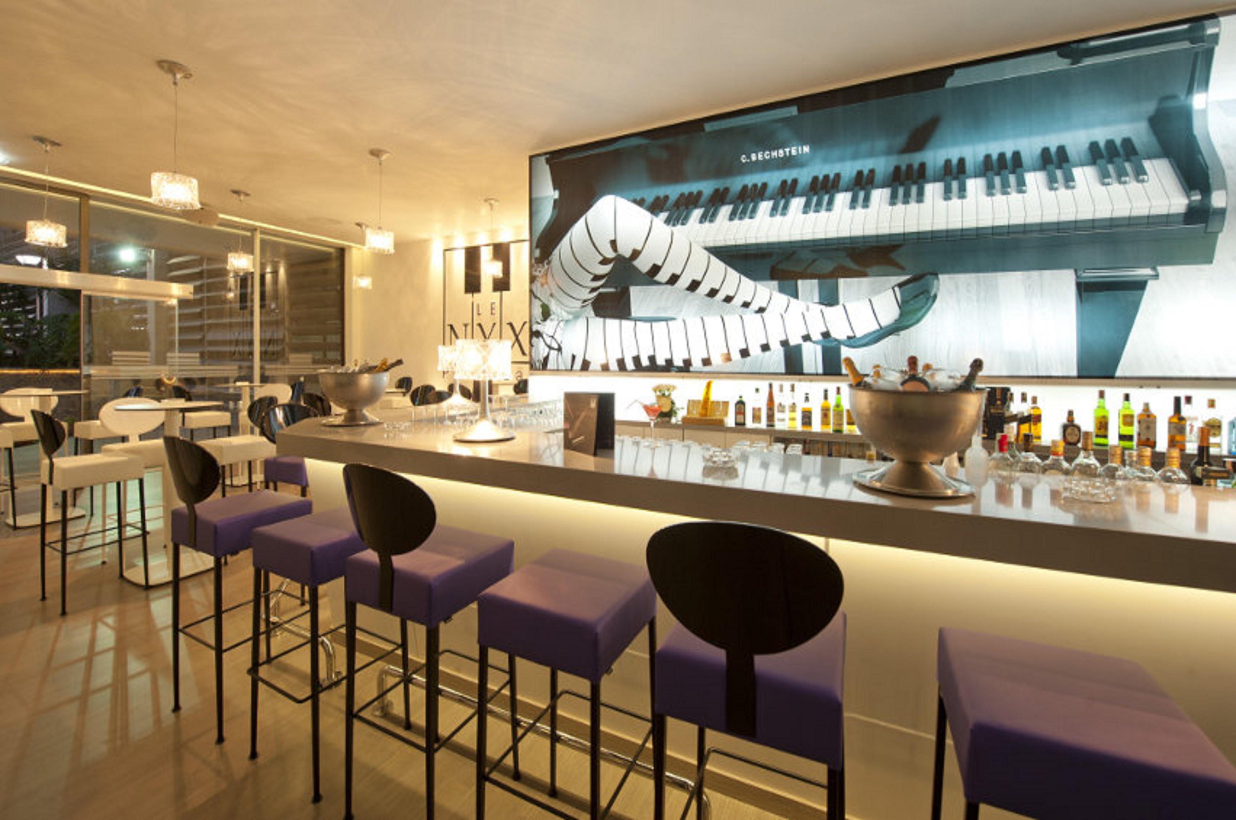 Moevenpick Hotel & Casino Malabata Tanger מראה חיצוני תמונה The bar at the 100 Queen's Gate